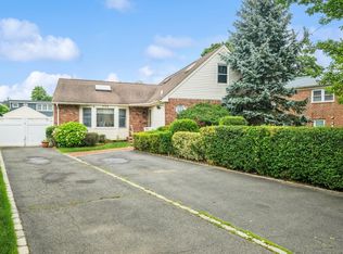 405 Waukena Ave, Oceanside, NY 11572