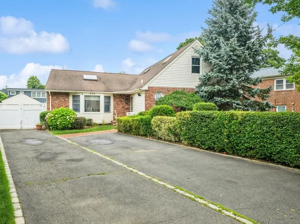 405 Waukena Avenue, Oceanside, NY 11572