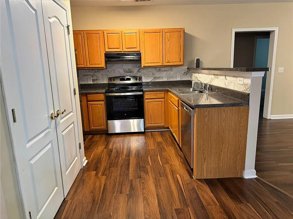3 bed, 2.0 bath, 1140 sqft, $1,700 — Photo 3