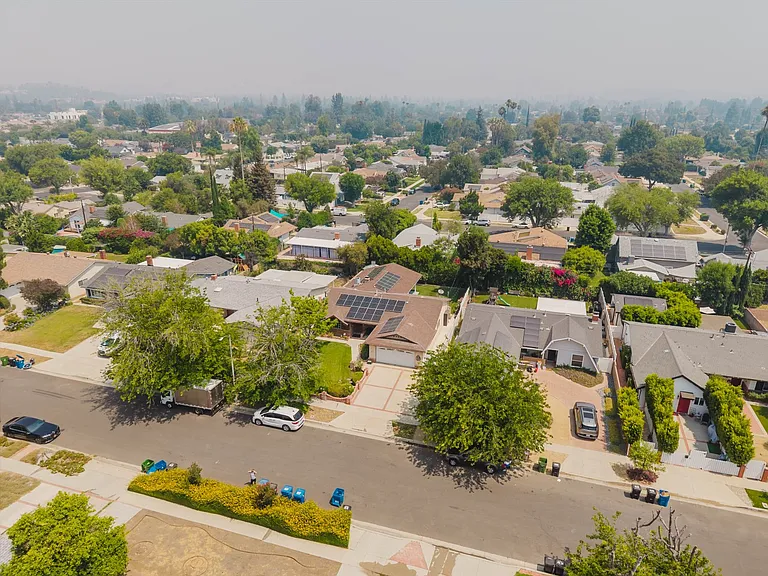 22515 Haynes St — Photo 39