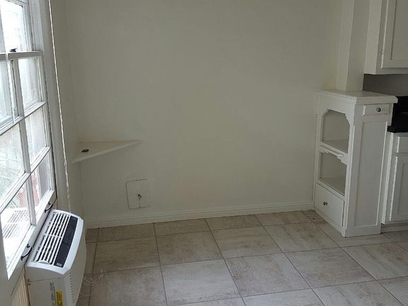 3rd image of 135 N La Peer Dr APT 8