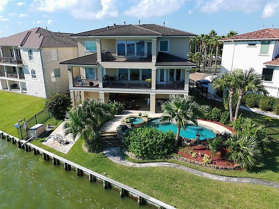 4th image of 2242 Marina Way