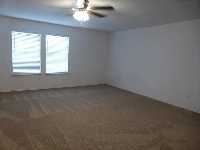 1572 Crown View Dr — Photo 18