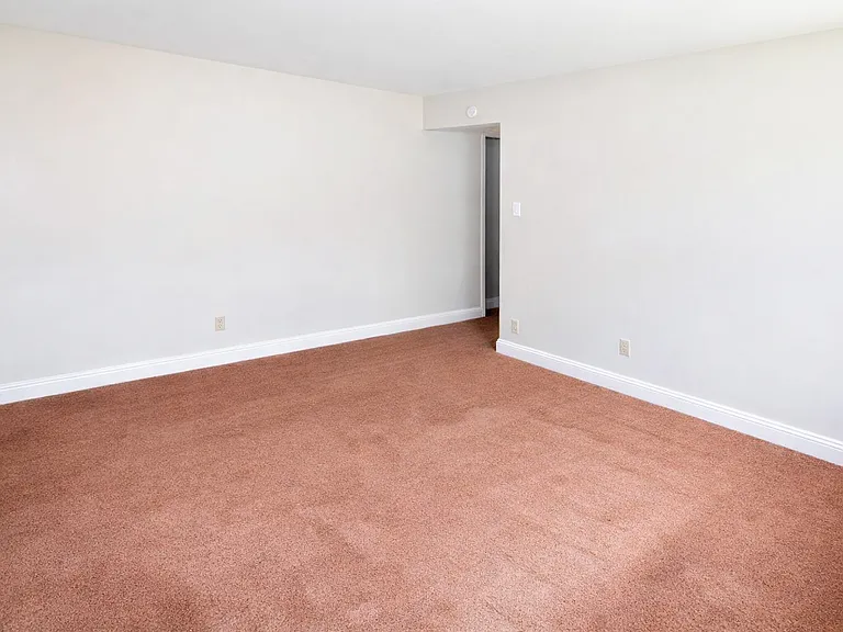 220 Hutchinson Ave — Photo 5