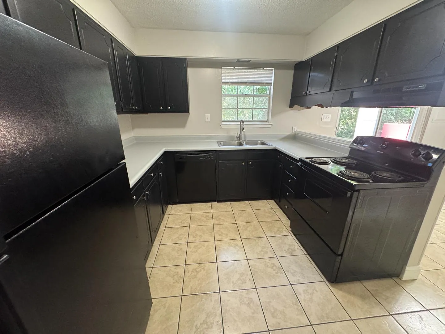 802-806 British Woods Dr - Apartment #25 — Photo 2