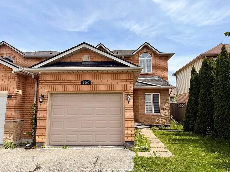 1000 Peach Blossom Cres — Photo 2
