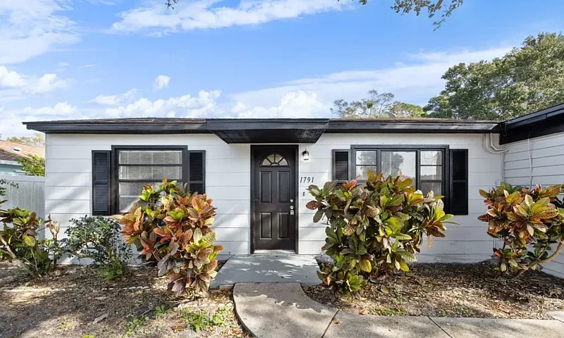 3 bed, 1.0 bath, 1046 sqft, $1,795 — Photo 2