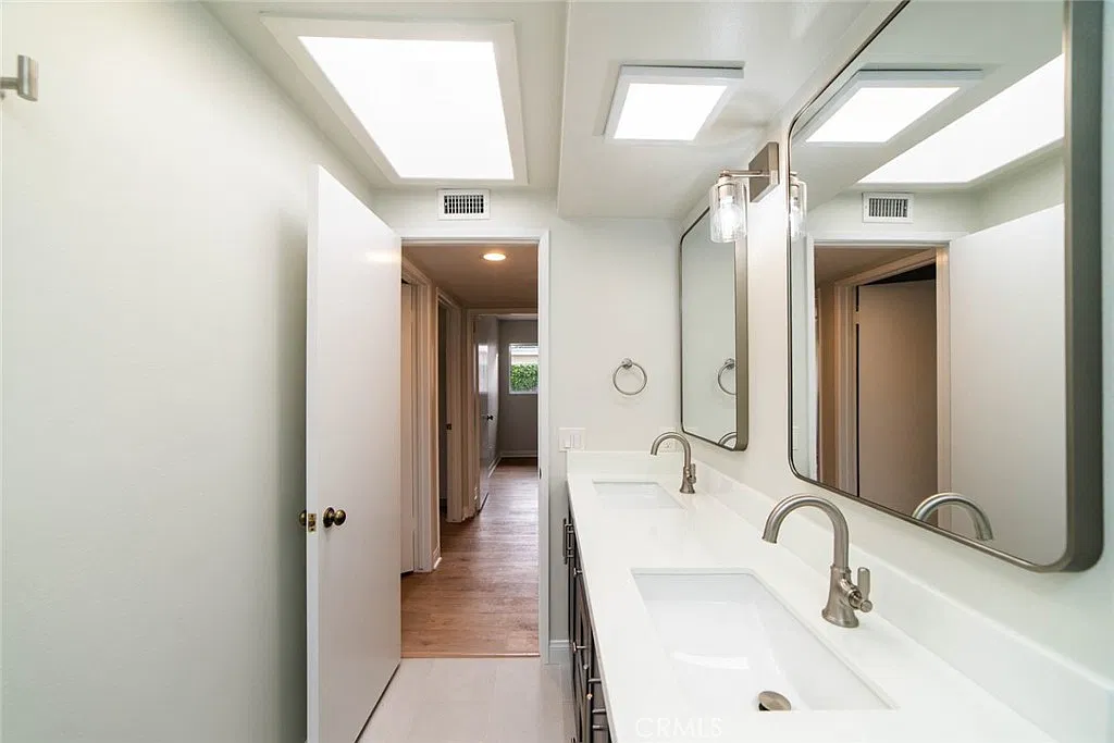 4 bed, 2.5 bath, 2071 sqft, $5,950 — Photo 4