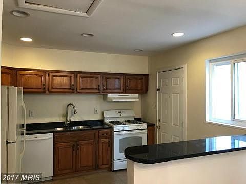 3rd image of 12101 Hunters Ln