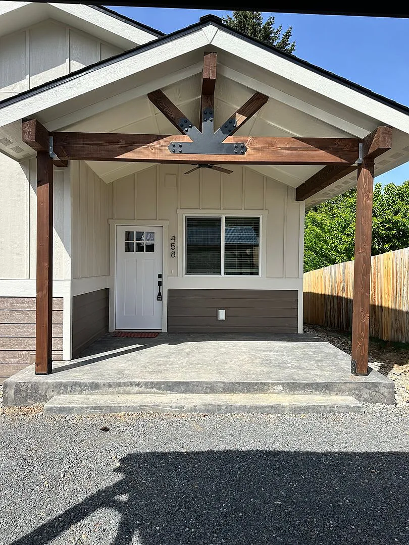 456-460 James Ave — Photo 1