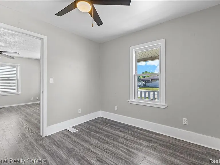 25357 Lawn St — Photo 3