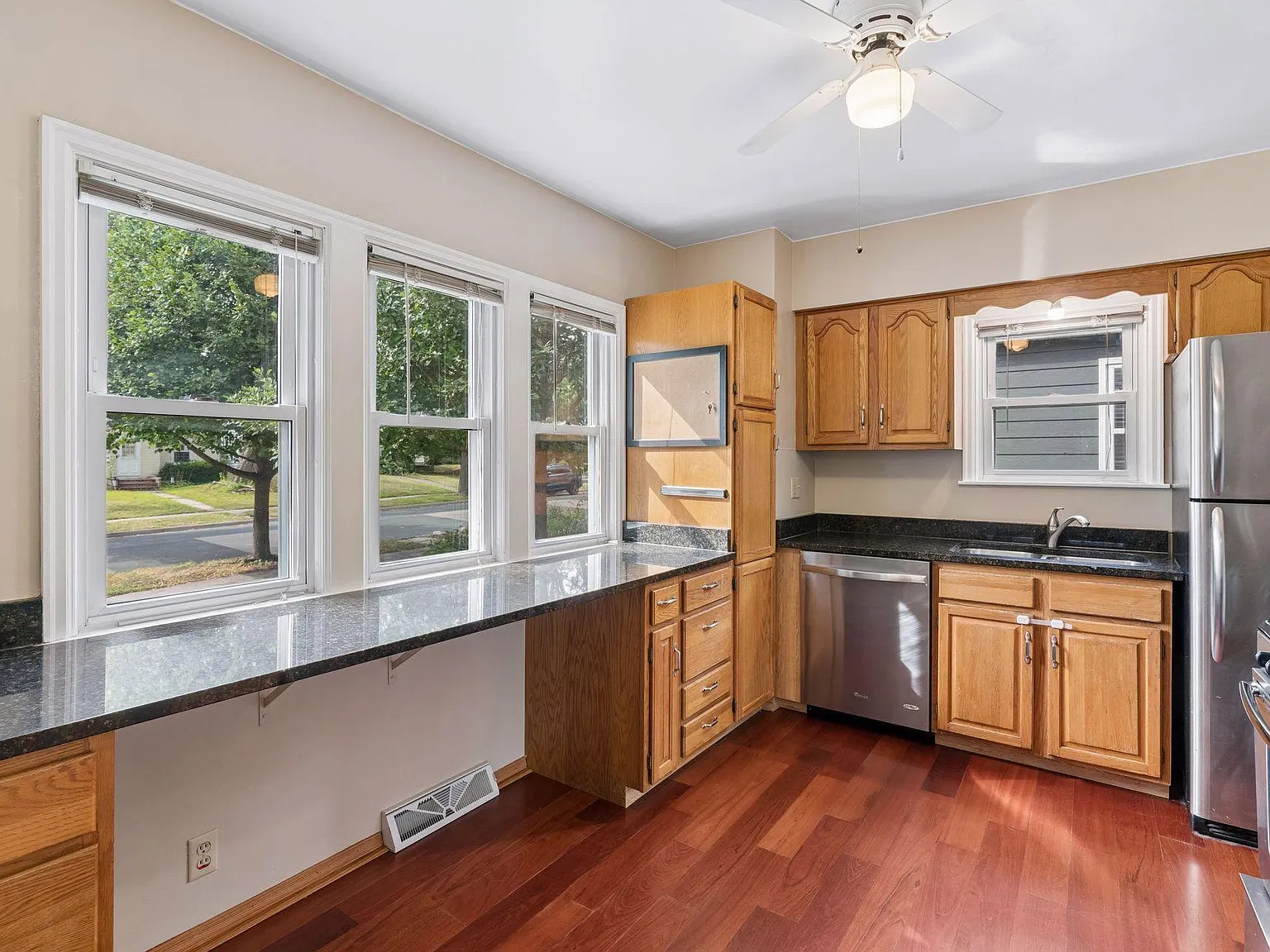 2 bed, 2.5 bath, 1600 sqft, $2,599 — Photo 2