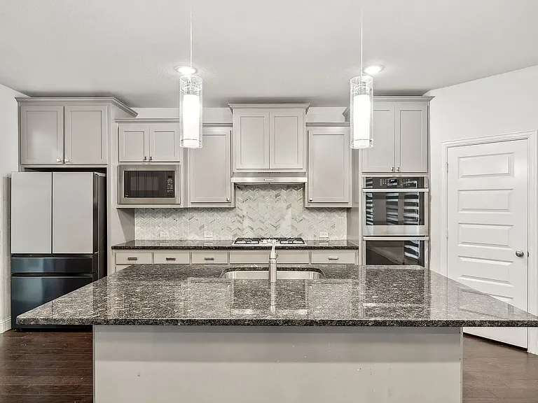 906 Overton Ave — Photo 2