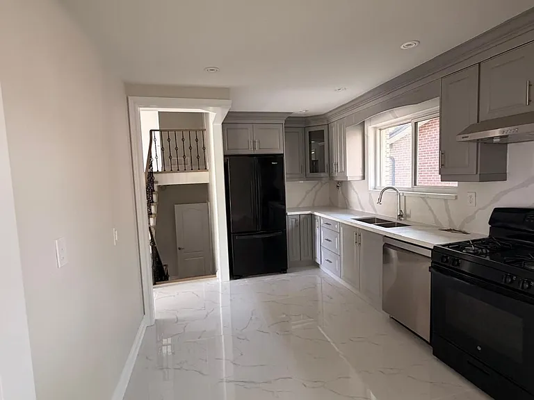 6 Brantley Cres — Photo 2