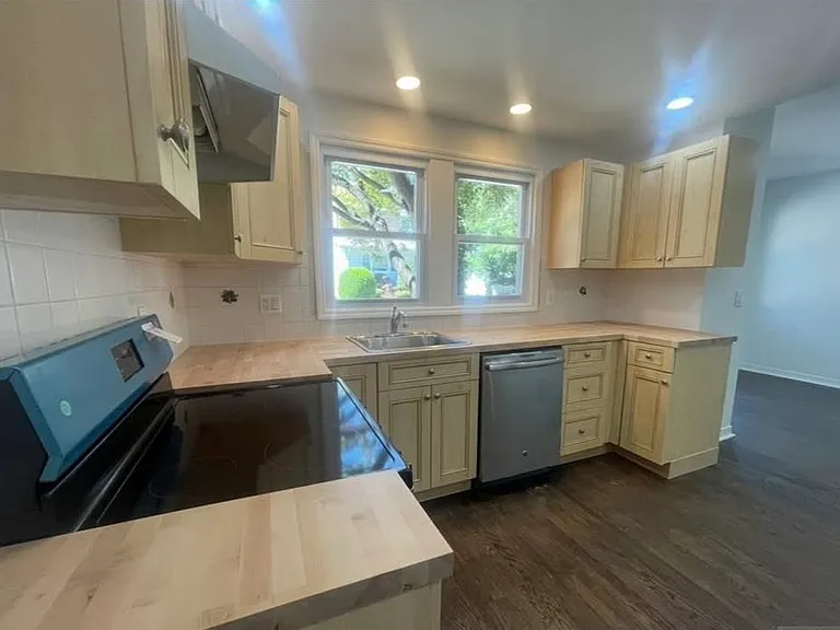 298 Farrant Ter — Photo 2