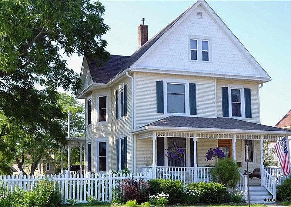 1920 Loras Blvd