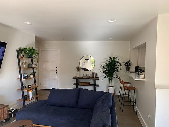 2nd image of 1020 Granville Ave APT 204