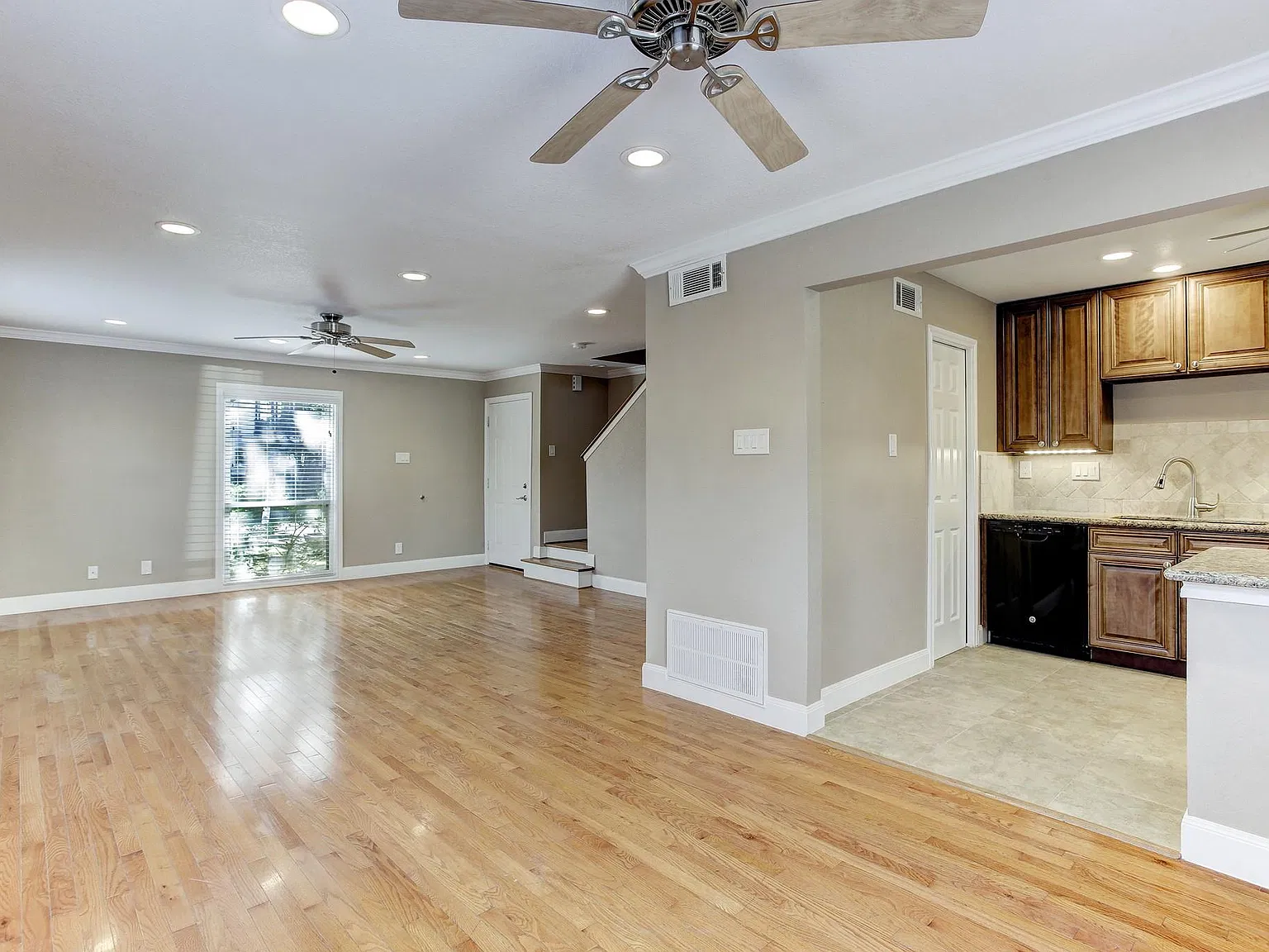 2 bed, 1.0 bath, 1400 sqft, $1,950 — Photo 3