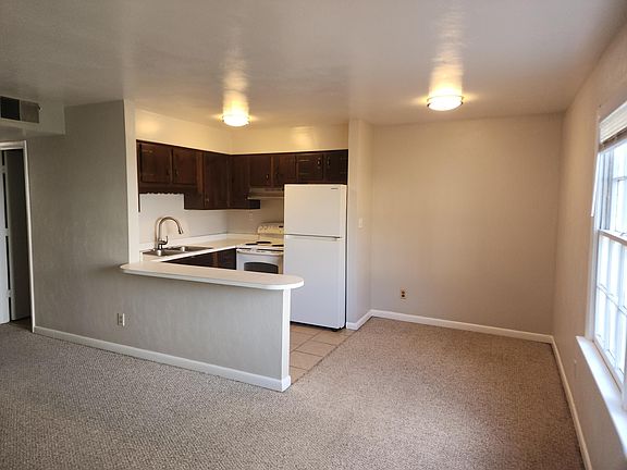 5th image of 325 Ashlawn Dr APT 2