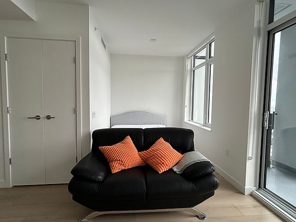5th image of 6468 Willingdon Ave