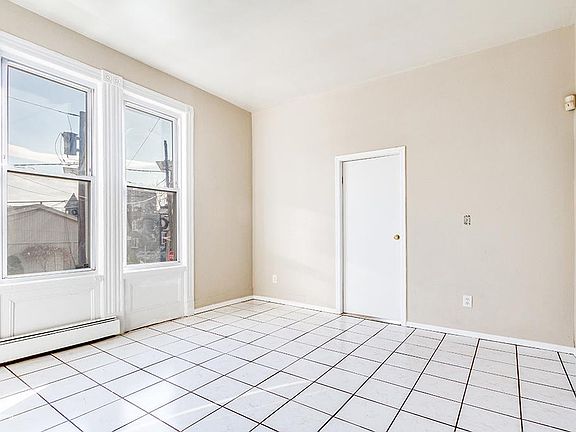 4th image of 590 Bramhall Ave #A