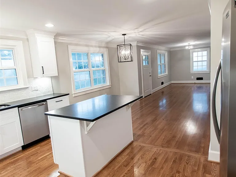 126 Vanderbilt Cir — Photo 3