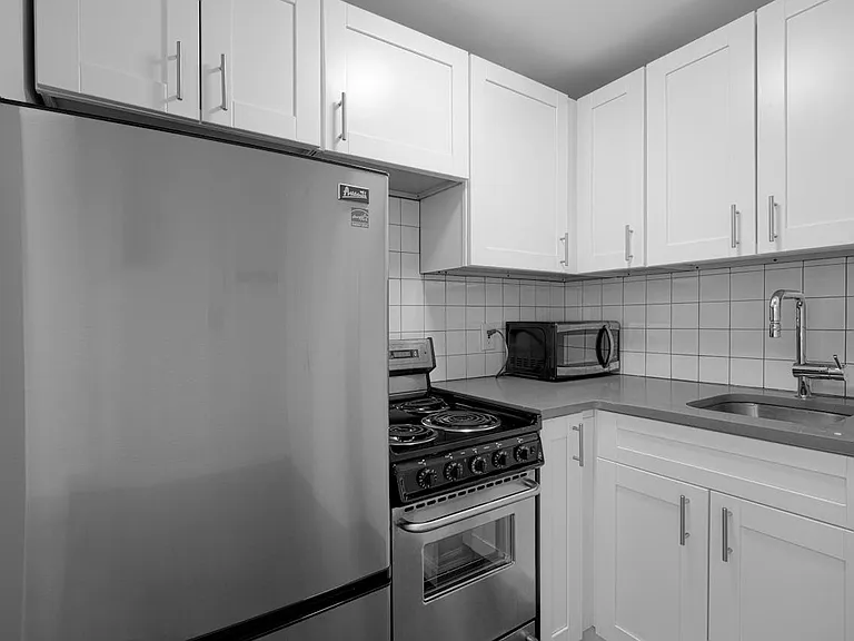 323 W 4th St #5D — Photo 5