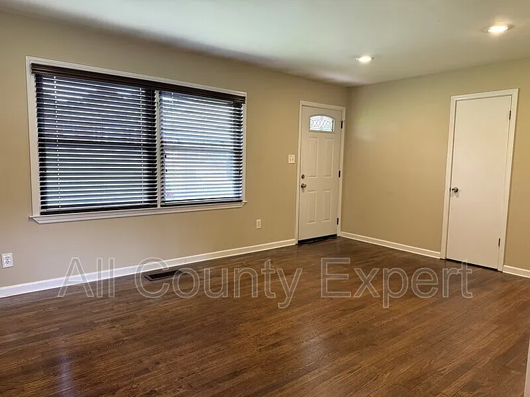 916 Zion Cir — Photo 3
