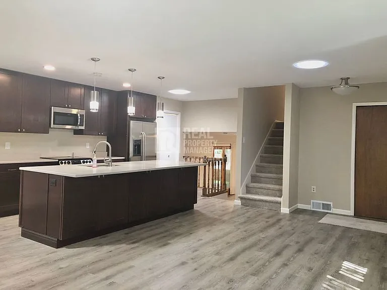 752 Oxford Ln — Photo 4