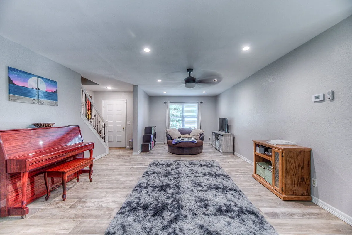 4 bed, 2.0 bath, 1800 sqft, $2,195 — Photo 3