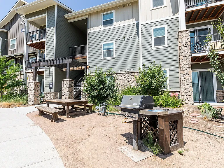 Bucking Horse Apartments — Photo 20