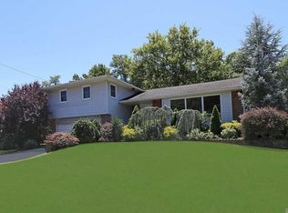 15 Dogwood Rd, Searingtown, NY 11507