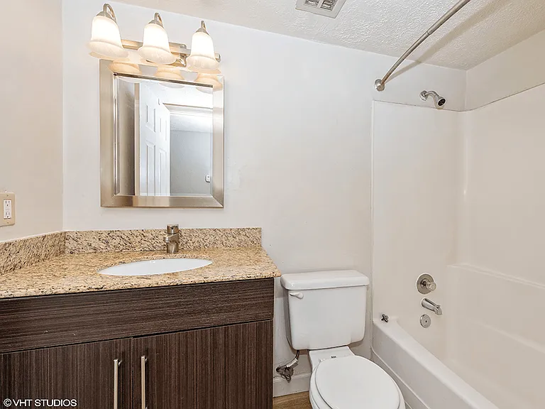 Spacious Full bathroom with Bathtub