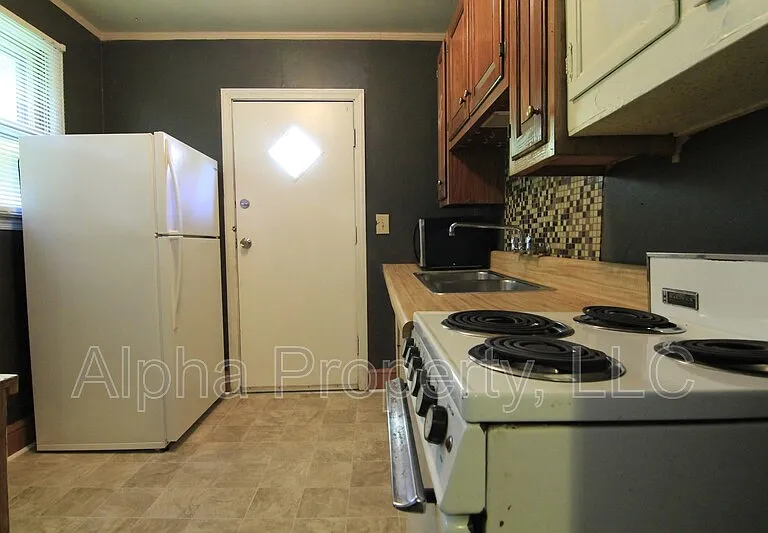 301 Dupont Dr #B — Photo 9