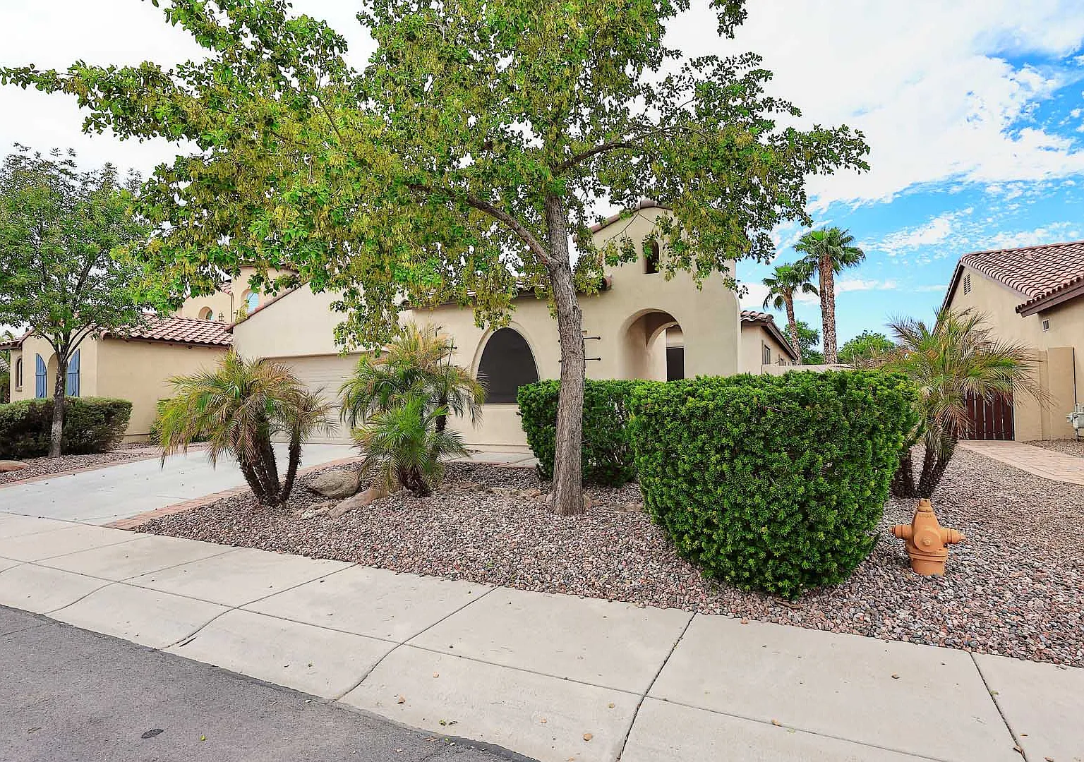 4 bed, 2096 sqft, $4,000 — Photo 2