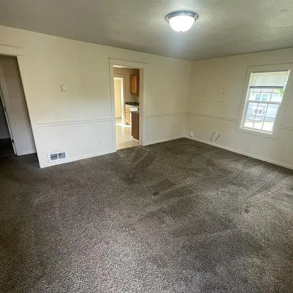 983 Oregon Ave — Photo 2