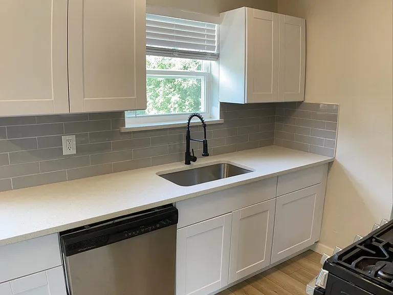 1605 Hawthorne Ln — Photo 7