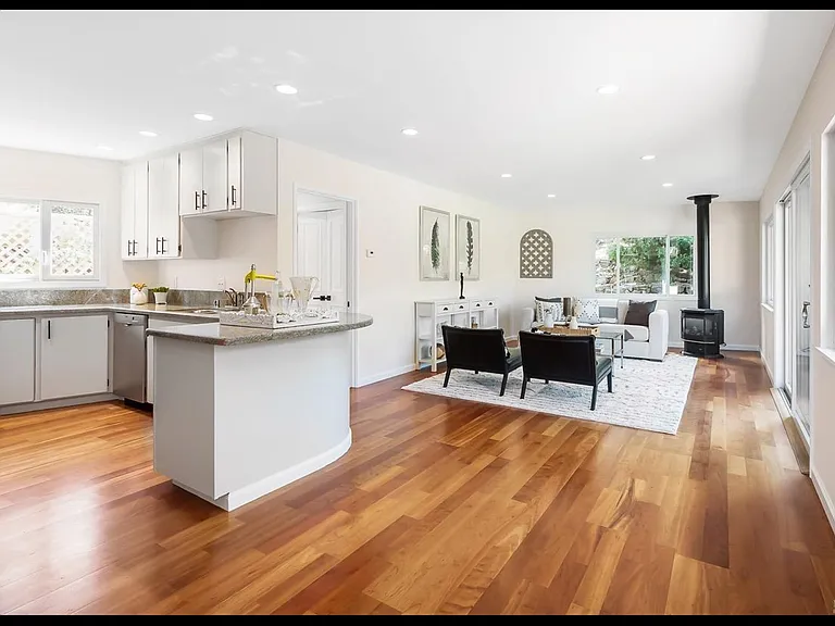 202 E Strawberry Dr — Photo 22