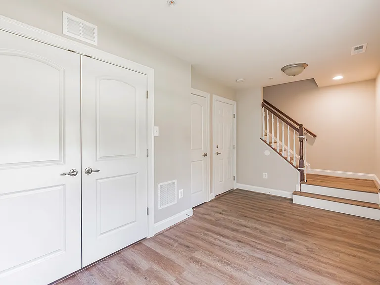 513 Girard St — Photo 2