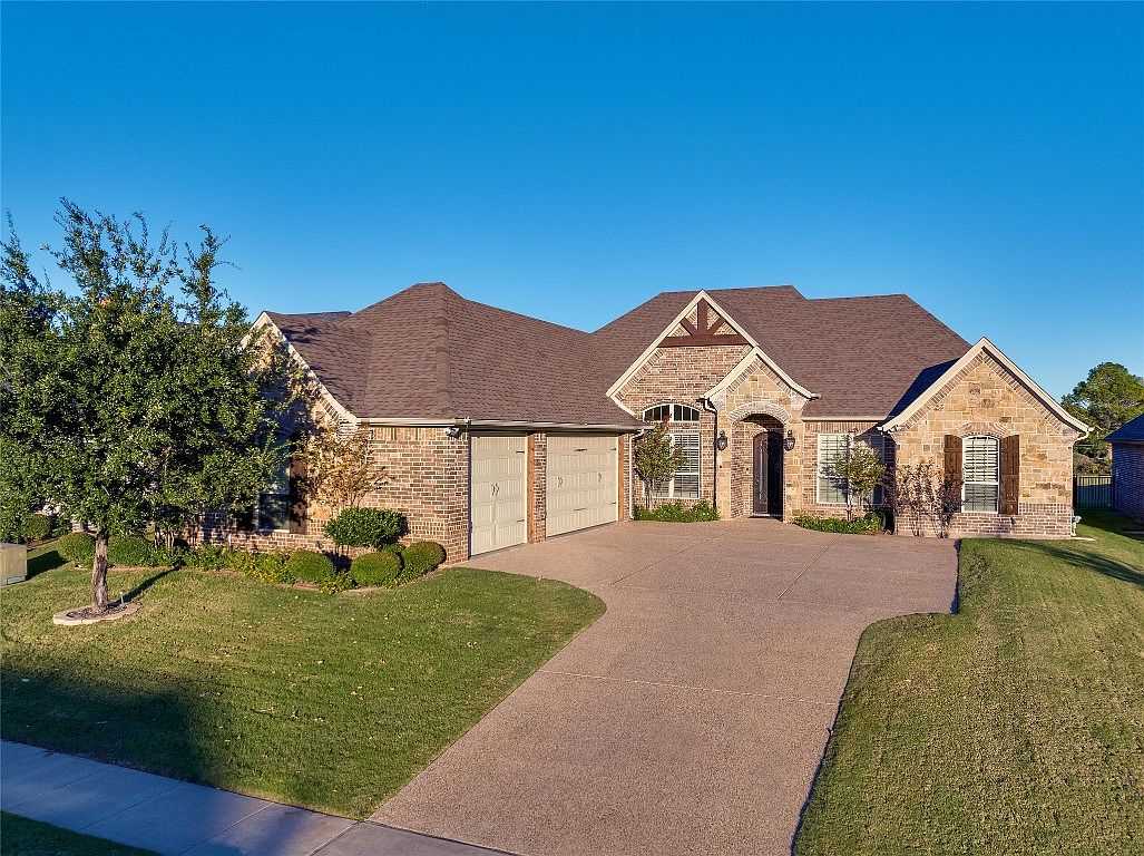 1605 Harbor Lakes Dr