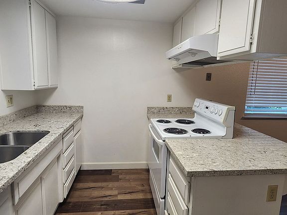 3rd image of 5821 Lonsdale Dr