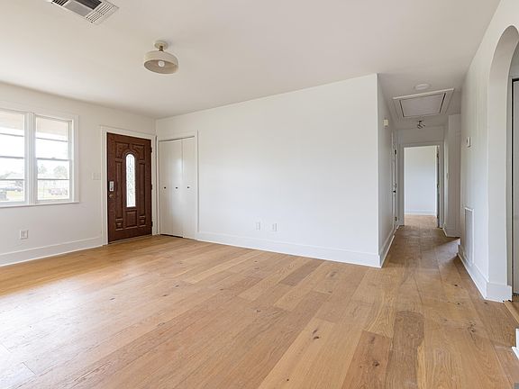 4th image of 300 Parish Dr