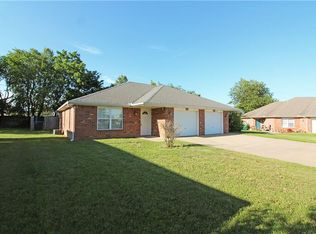 1002 Leigh St, Centerton, AR 72719