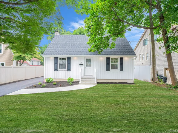 42 Smith St, Glen Head, NY 11545