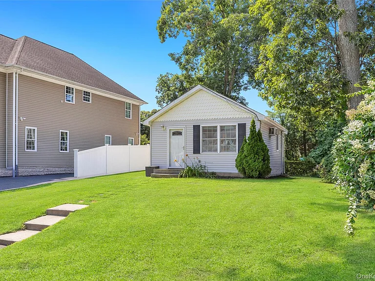 22 Maplewood Ave — Photo 3