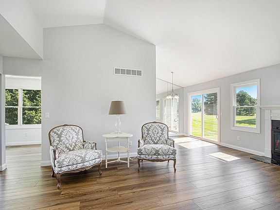3rd image of 3660 Woodbridge Ln