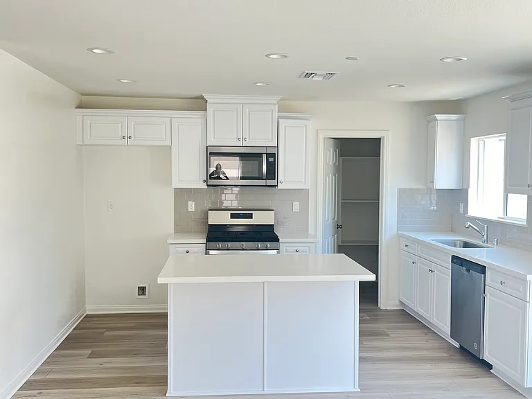 20189 Breeze Blooms Dr — Photo 32