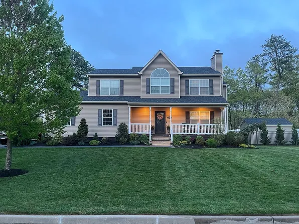 98 Madeline Rd, Ridge, NY 11961
