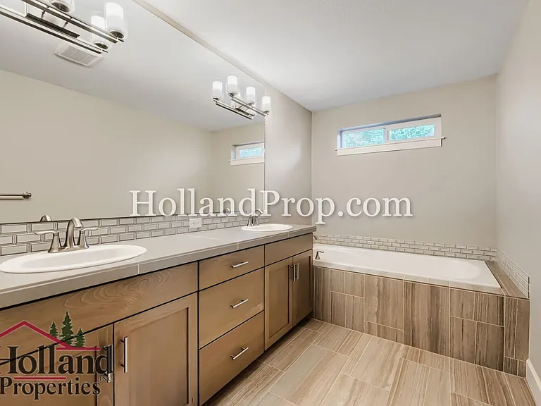 131 NE 30th Ave — Photo 22