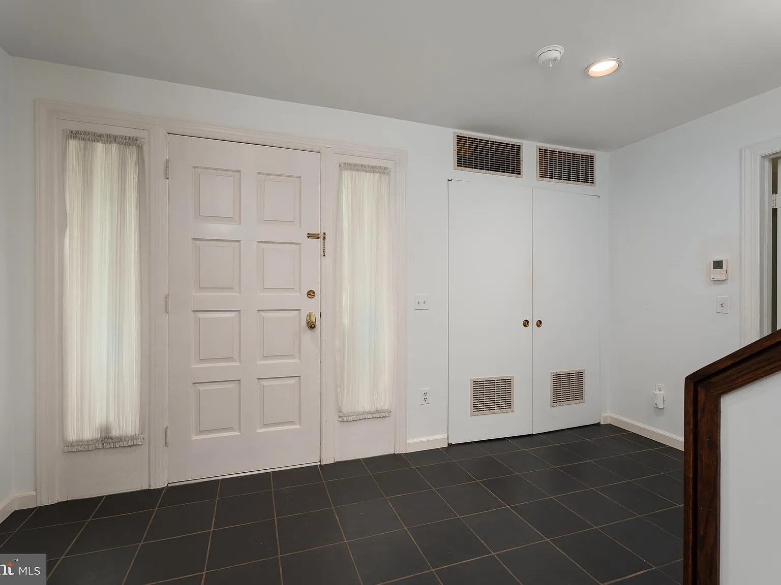 2 bed, 2.5 bath, 2433 sqft, $5,800 — Photo 4